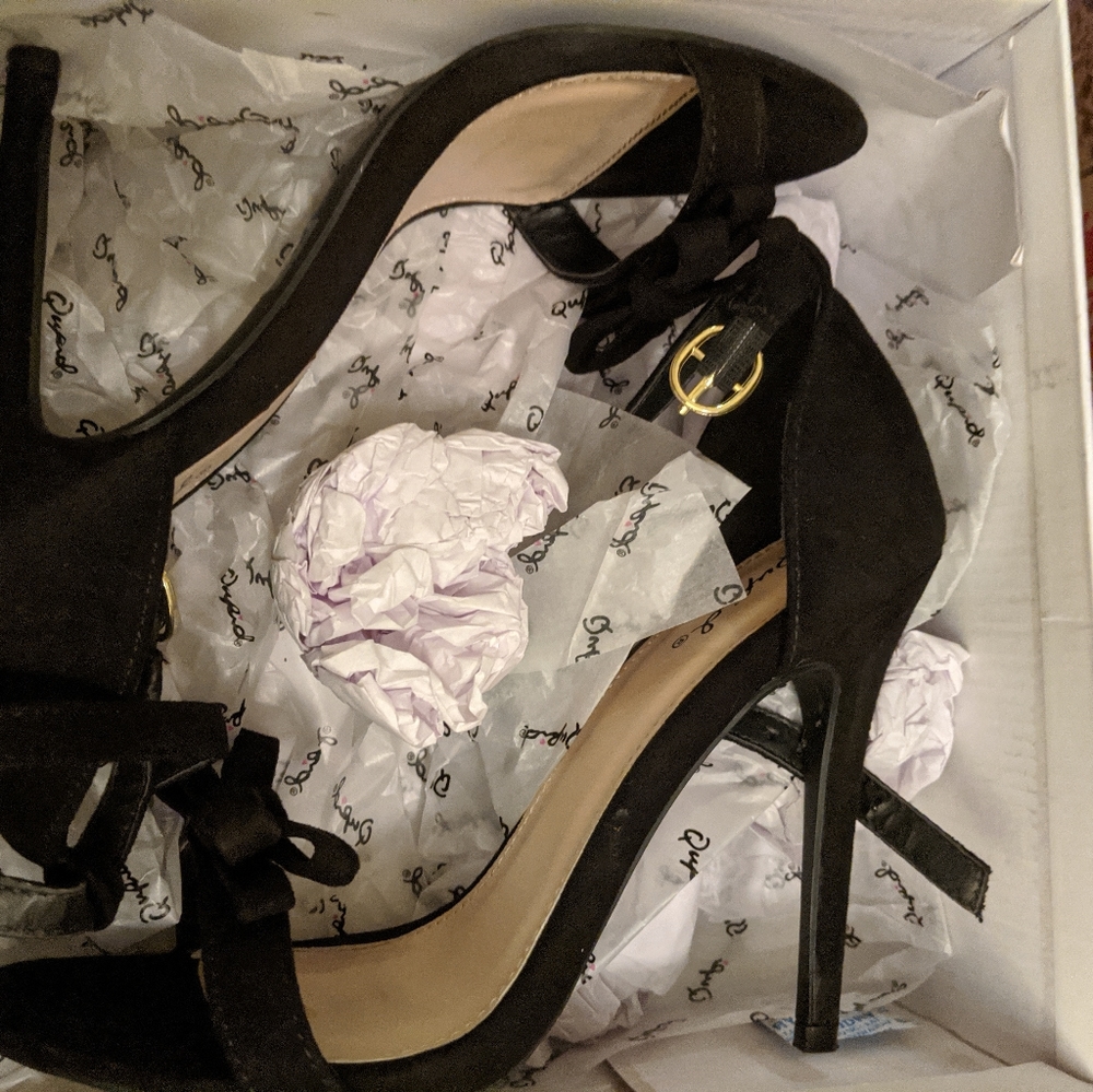 Black bow heels